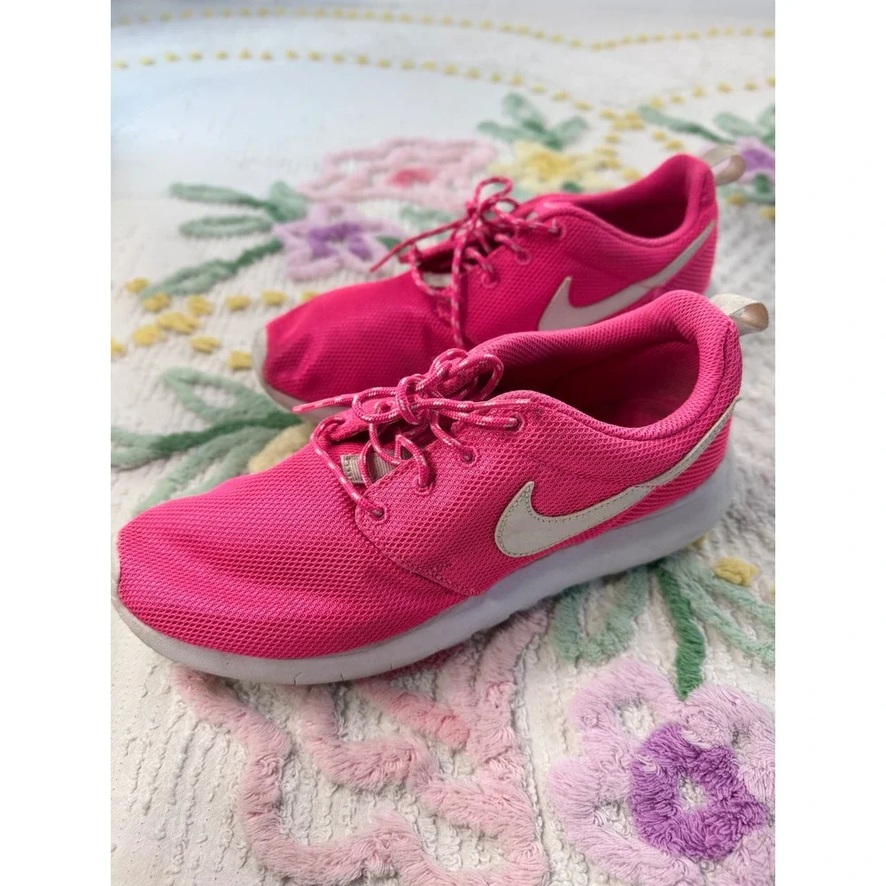 Nike Roshe‎ One Sneakers Pink White Athletic Running Shoes Womens 8